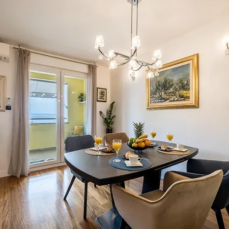 Amigo 2-bedroom Luxury - Balcony & Seaview شقة *