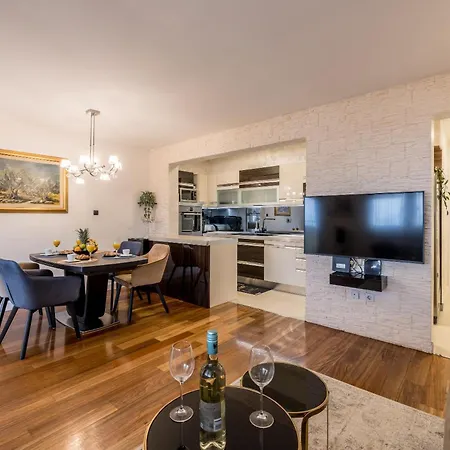 Amigo 2-bedroom Luxury - Balcony & Seaview
